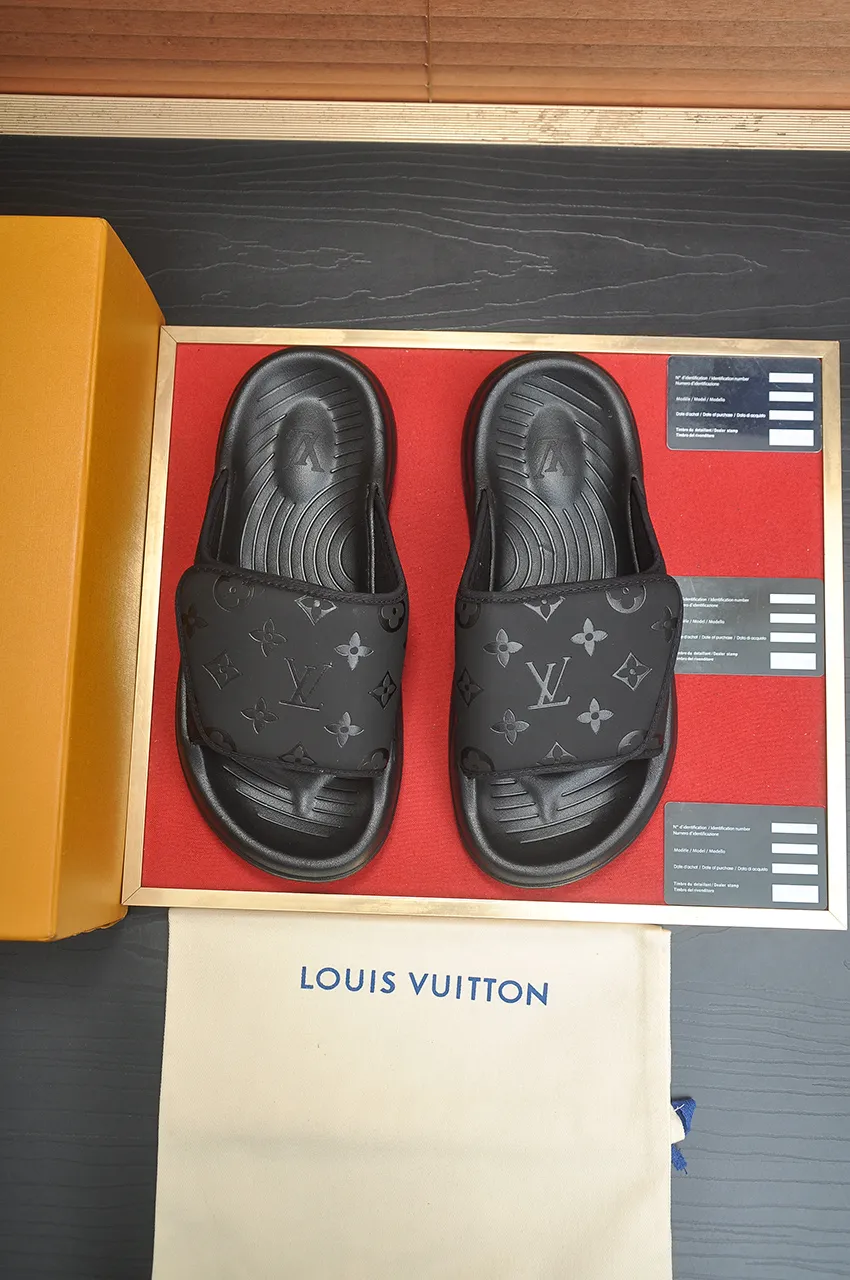 Men's men's shoes 💰340💶 [Louis Vuitton LV slippers] (high-end cowhide) counter 1:1 fashion style, a must-have for summer! The designer used LV’s iconic outsole. The original simple slippers instantly become fashionable! The upper is made of flexible special cowhide leather straps alternately, and the workmanship is exquisite! A must-have for stylish men in summer, size 38-45 (45 customized)